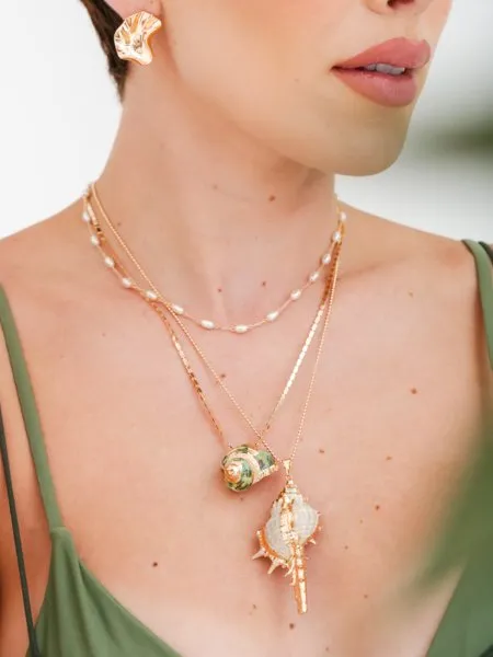 Colar com Pingente de Concha Marinha Verde e Dourada folheado em ouro 18k - Imagem 2