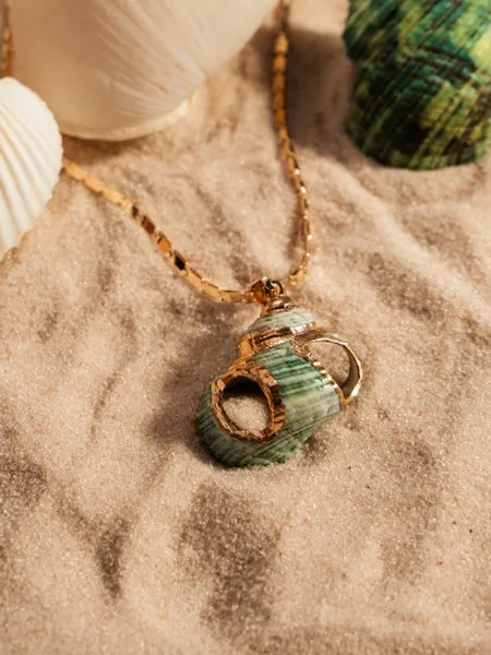 Colar com Pingente de Concha Marinha Verde e Dourada folheado em ouro 18k - Imagem 3