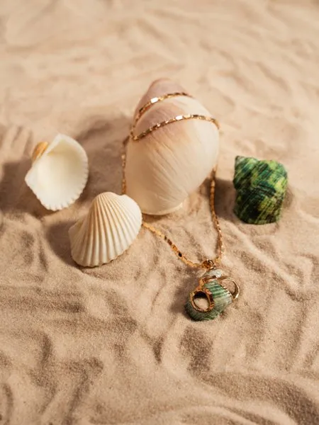 Colar com Pingente de Concha Marinha Verde e Dourada folheado em ouro 18k - Imagem 4