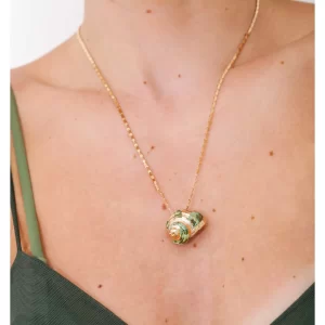 Colar com Pingente de Concha Marinha Verde e Dourada folheado em ouro 18k