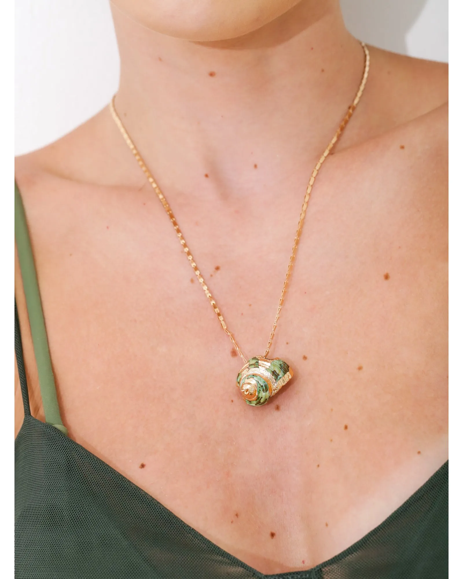 Colar com Pingente de Concha Marinha Verde e Dourada folheado em ouro 18k